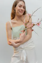 Pijama de algodón compuesto por musculosa con escote recto y detalle de puntilla elastizada, y short con elástico y lazo en la cintura.