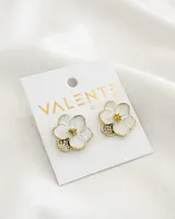 Par de aros tipo botón con forma de flor blanca con borde dorado y centro con strass.