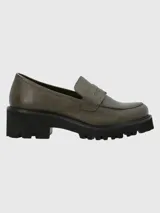 Mocasines color verde oliva con suela track negra.