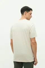 Remera gris de manga corta con cuello redondo y estampado frontal con el logo de la marca Brookfield.