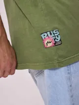 Remera gris de hombre con estampado en la espalda con un diseño de estilo surf. Corte oversized y confeccionada en algodón.