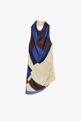 Top de cuello halter con hombros descubiertos, espalda descubierta, detalle de drapeado lateral y bajo asimétrico.