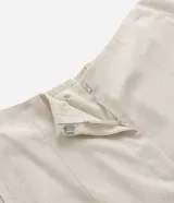 Pantalón de sastrería wide leg color beige, confeccionado en viscosa certificada y lino. Tiene elástico en la espalda para mejor ajuste.