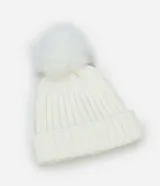 Gorro de lana color blanco con textura acanalada y pompón de pelo sintético en la parte superior.
