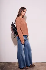 Sweater de punto color ladrillo con textura calada y lurex.