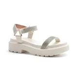Sandalias blancas de plataforma con tiras anchas adornadas con strass.
