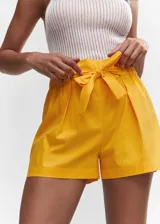 Short amarillo de tiro alto con cintura elastizada tipo paperbag y lazo ajustable.