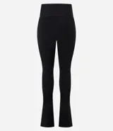 Pantalón legging deportivo color bordó, confeccionado en microfibra ligera, con corte ajustado hasta la pantorrilla y abertura lateral en el ruedo.