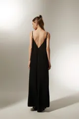 Vestido largo negro de modal, corte evasé, con breteles regulables y escote en V.