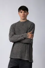 Buzo de hombre de corte oversize confeccionado en tela waffle de algodón con proceso de teñido acid en color borgoña.