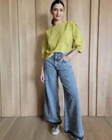 Conjunto de jean celeste compuesto por un top sin mangas y un pantalón de pierna ancha.
