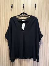 Blusa negra de corte holgado con escote en V y mangas cortas con dobladillo.