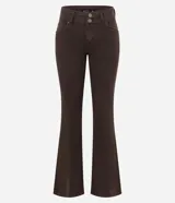 Pantalón flare de jeans color marrón con cintura doble, trabillas, abotonado doble, cierre tradicional, bolsillos y frisos delanteros.