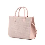Cartera tipo tote grande color rosa, confeccionada en rafia y cuero sintético. Tiene doble asa corta, correa larga regulable y cierre superior. El interior está forrado en tela de algodón y poliéster, y cuenta con un bolsillo con cierre y dos bolsillos abiertos.