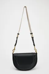 Bolso de hombro ovalado negro con asa de doble tira redonda con detalles metalizados dorados. Cierre imantado y asa de bandolera extraíble con tejido a contraste. Bolso interior con cierre mediante cremallera metálica.