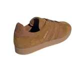 Championes Adidas Gazelle color marrón, confeccionados en gamuza con las tres tiras características de la marca en cuero sintético.