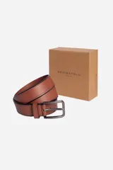 Cinto de cuero color marrón con hebilla metálica plateada.