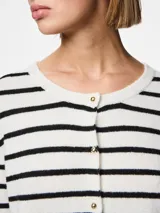 Cárdigan de punto con rayas horizontales negras y blancas, cuello redondo y cierre frontal con botones dorados.
