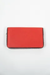 Billetera de cuero con diseño texturizado y cierre, color rojo.