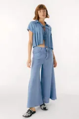 Pantalón marrón de lino, corte palazzo y tiro alto.
