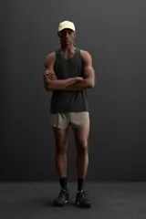 Shorts de running color verde oliva confeccionados en tejido técnico ligero y elástico con forro interior. Cintura elástica ajustable con cordón interior, bolsillo multifunción en la malla interior, bajo con corte al láser y logo estampado en la pernera.