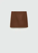 Minifalda marrón de corte recto y tiro medio.