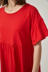 Vestido corto rojo coral, de corte holgado, con mangas cortas con volados y cuello redondo.