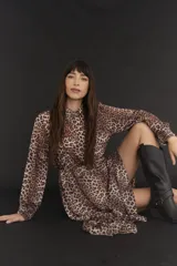 Vestido midi camisero de gasa con estampado animal print de leopardo, cuello camisero, manga larga con puños abotonados, cierre frontal con botones y forro interior en la falda.