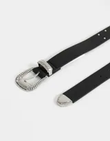 Cinturón negro de cuerina con hebilla metálica plateada estilo western y tachas plateadas.