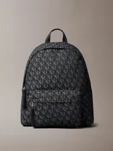 Mochila de poliéster reciclado con estampado de logo jacquard en tonos grises y negros. Posee asa de mano superior, correas acolchadas ajustables y cierre de cremallera con tiradores alargados. Incluye bolsillo frontal con cierre y compartimento interior con funda para portátil de 15 pulgadas.