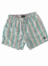 Short de baño estampado en tonos verde y beige, con cintura elástica ajustable con cordón, dos bolsillos laterales y uno trasero.