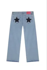 Pantalón de jean gris oscuro con corte recto y bolsillos traseros con apliques de estrellas rojas.