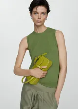 Top sin mangas color verde, con diseño ajustado y cuello redondo.