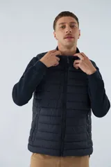 Chaleco de nylon azul marino para hombre con logo en goma y bolsillos con cierre.