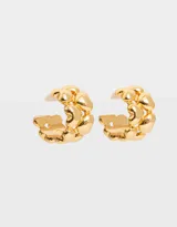 Aros tipo argolla dorados con corazones en relieve.