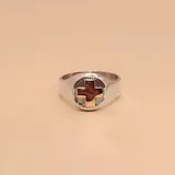 Anillo plateado con cruz de enfermería en oro 9k en el centro.