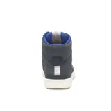Bota de media caña color azul marino, con capellada de gamuza encerada, forro interno hecho 100% de materiales post industriales reciclados, plantilla suave de espuma de EVA para comodidad a largo plazo, forro del calcetín hecho 100% de materiales post industriales reciclados, suela de goma duradera y con gran tracción y construcción Strobel.