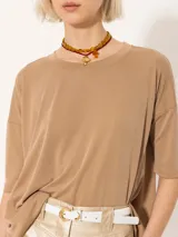 Remera negra de corte holgado con mangas 3/4 y cuello redondo.