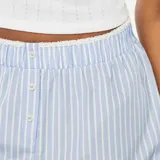 Short de pijama celeste con rayas verticales blancas y cintura elastizada.