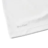 Remera blanca de poliéster con cuello redondo y mangas cortas.
