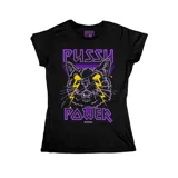 Remera negra de algodón con cuello redondo y mangas cortas. Estampado frontal con un gato con rayos saliendo de los ojos y las palabras "Pussy Power" en color violeta.