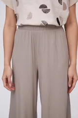 Pantalón culotte color visón con textura acanalada, tiro alto y corte ancho.