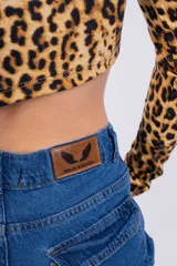 Pantalón de jean azul con corte holgado y bolsillos cargo.