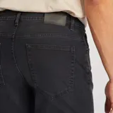 Jean slim color gris con diseño atemporal y corte moderno.