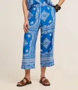 Pantalón pantacourt de viscosa con estampado paisley en tonos azules y blancos, cintura alta elástica.