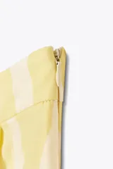 Falda midi de tiro alto confeccionada en hilatura de algodón con estampado geométrico en tonos rosa, marrón y bordó. Detalle de pliegues en cintura y bajo evasé. Cierre con cremallera oculta en costura.