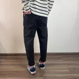 Pantalón jean negro de corte slouchy, con tiro alto y largo al tobillo.