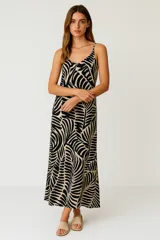 Vestido largo de breteles finos, con escote redondo y estampado abstracto en tonos negro y beige.