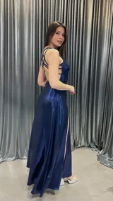 Vestido largo de fiesta azul marino brillante, con un solo hombro y abertura lateral en la falda.