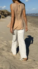 Blusa color beige con escote en V y corte holgado, sin mangas.